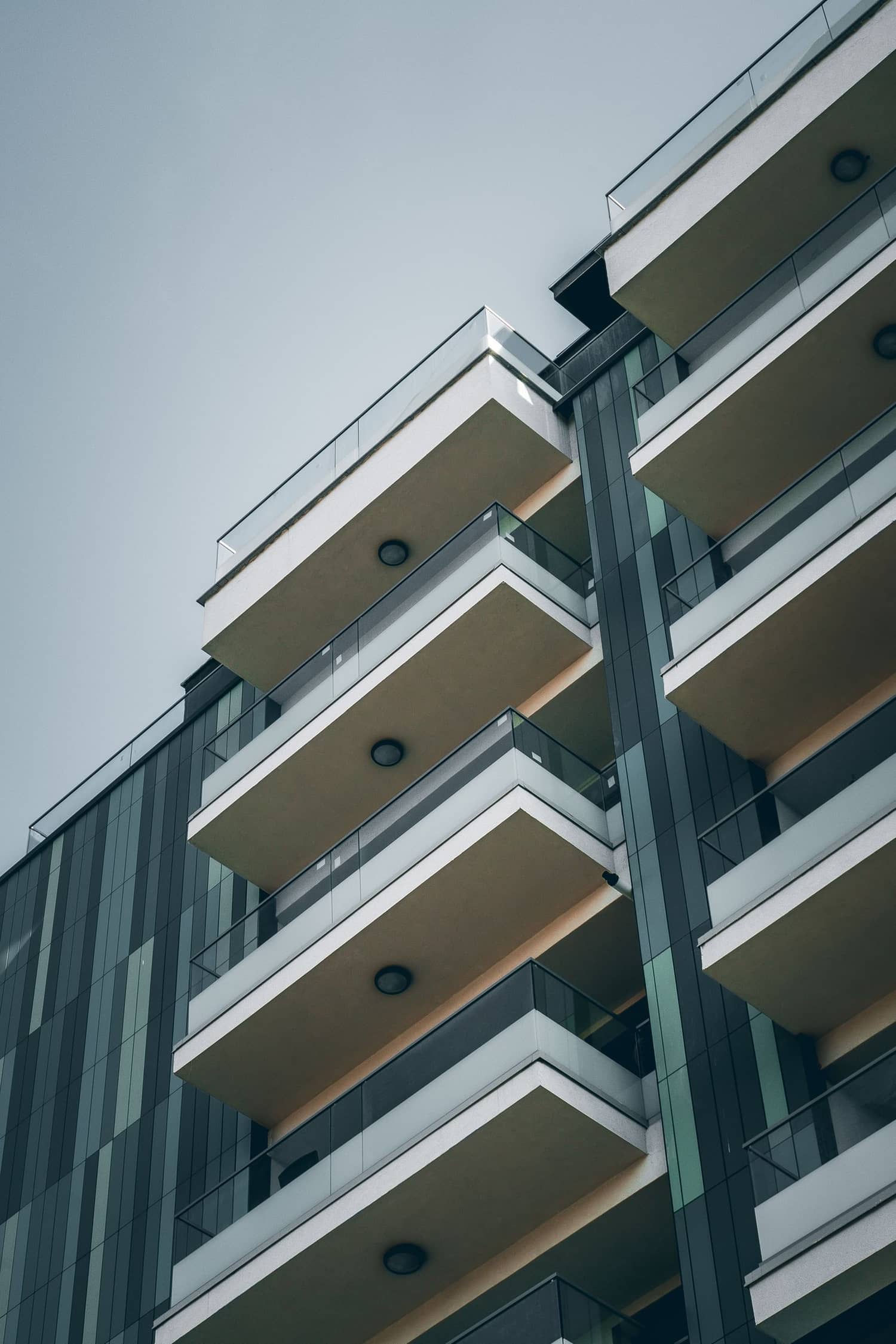 Modernes Wohngebäude mit Glasfassade und Balkonen
