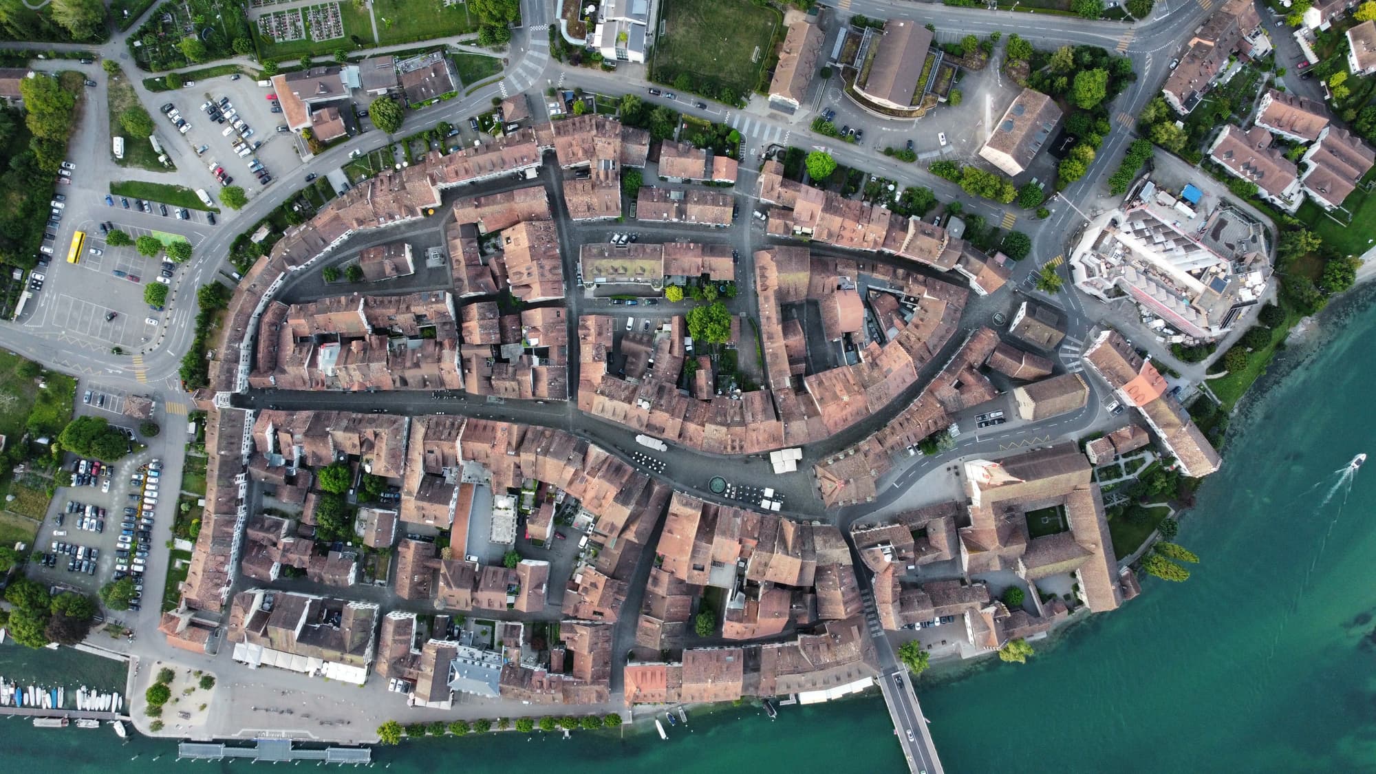 Luftaufnahme der Altstadt von Stein am Rhein mit Rhein und Brücke